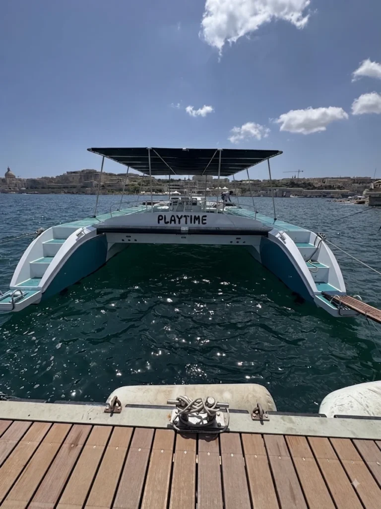 Rückansicht des im Yachthafen vertäuten Playtime-Katamarans, die die Badeplattform zeigt.