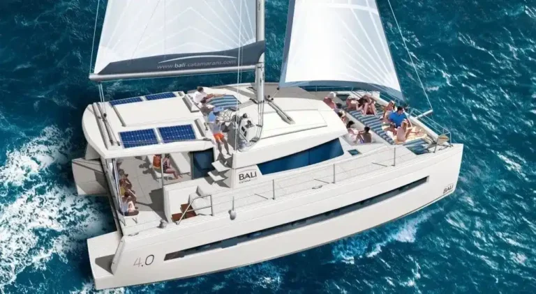 Bali 4.0 Catspace catamaran under sail, the model of Angelina Mia (manufacturer image)