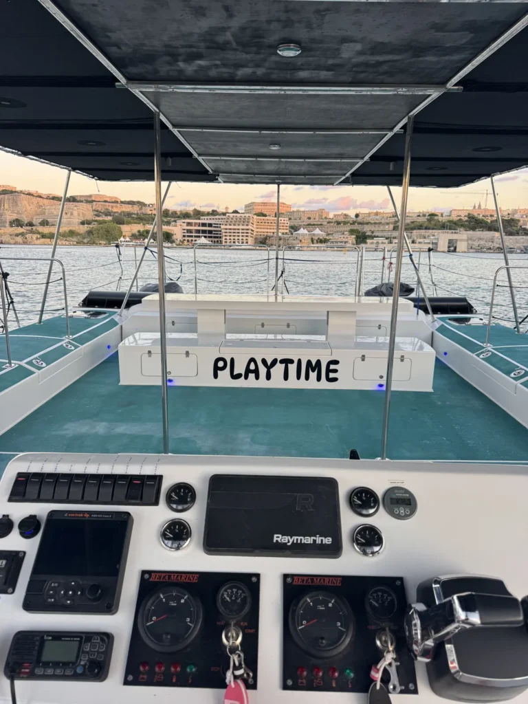 Spielzeit-Katamaran-Steuerstand-Deck-Valletta