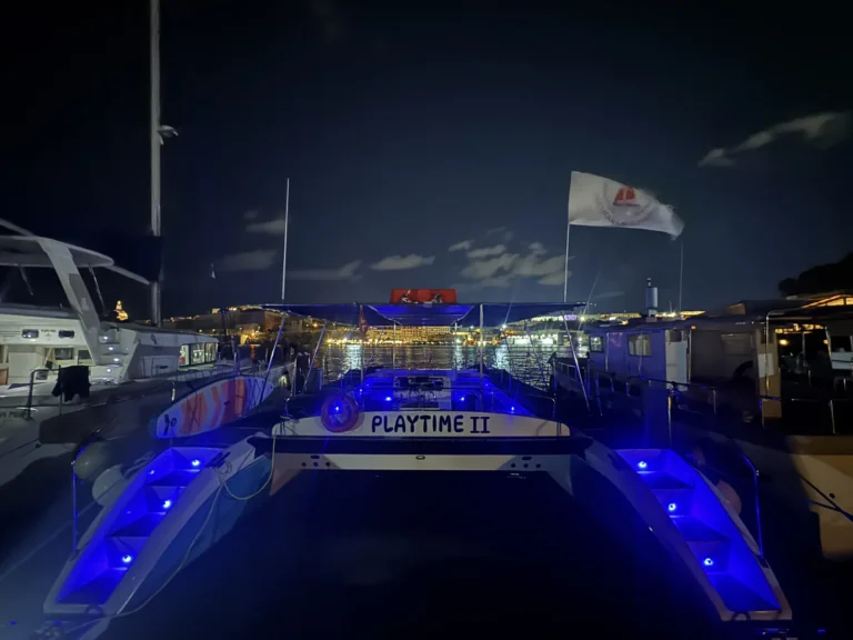 Spielzeit-Katamaran-Nacht-Deckbeleuchtung