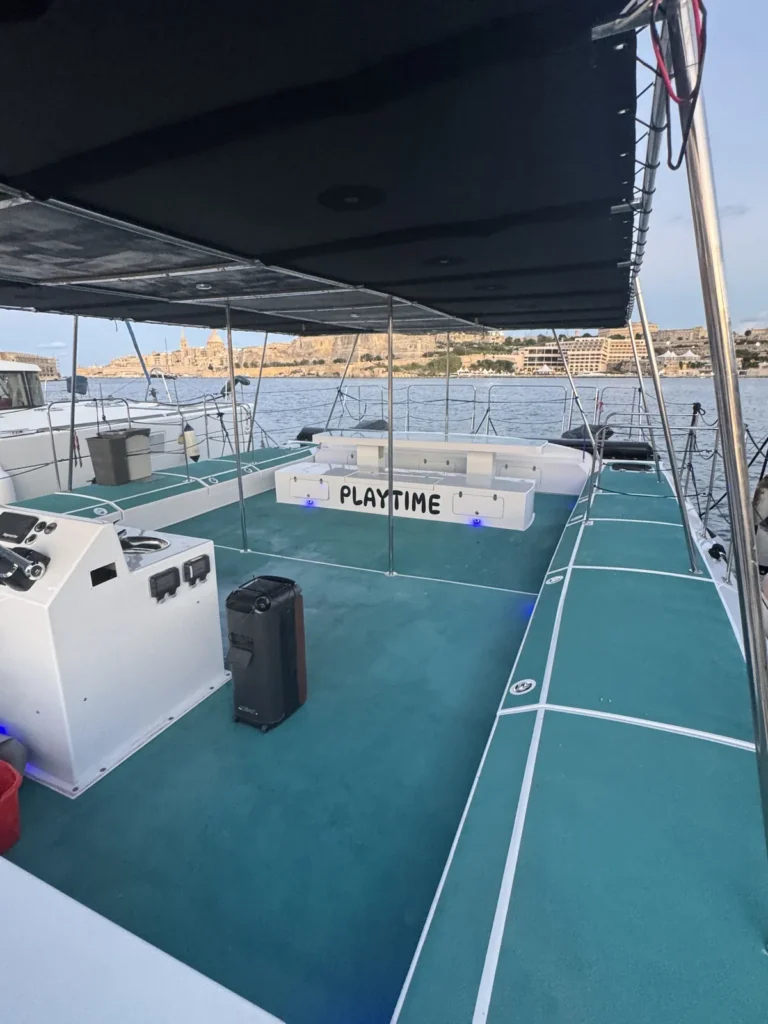 Spielzeit-Katamaran-offenes-Deck-Valletta-Blick