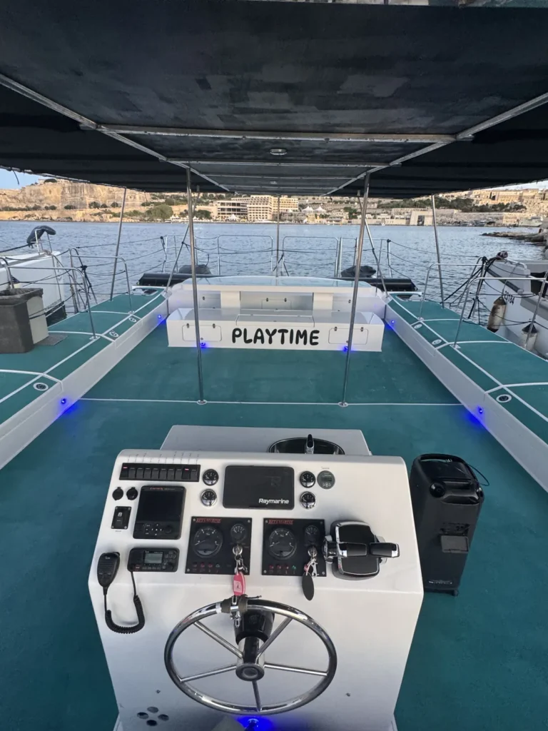 Spielzeit-Katamaran-Schattendeck-Steuerstand